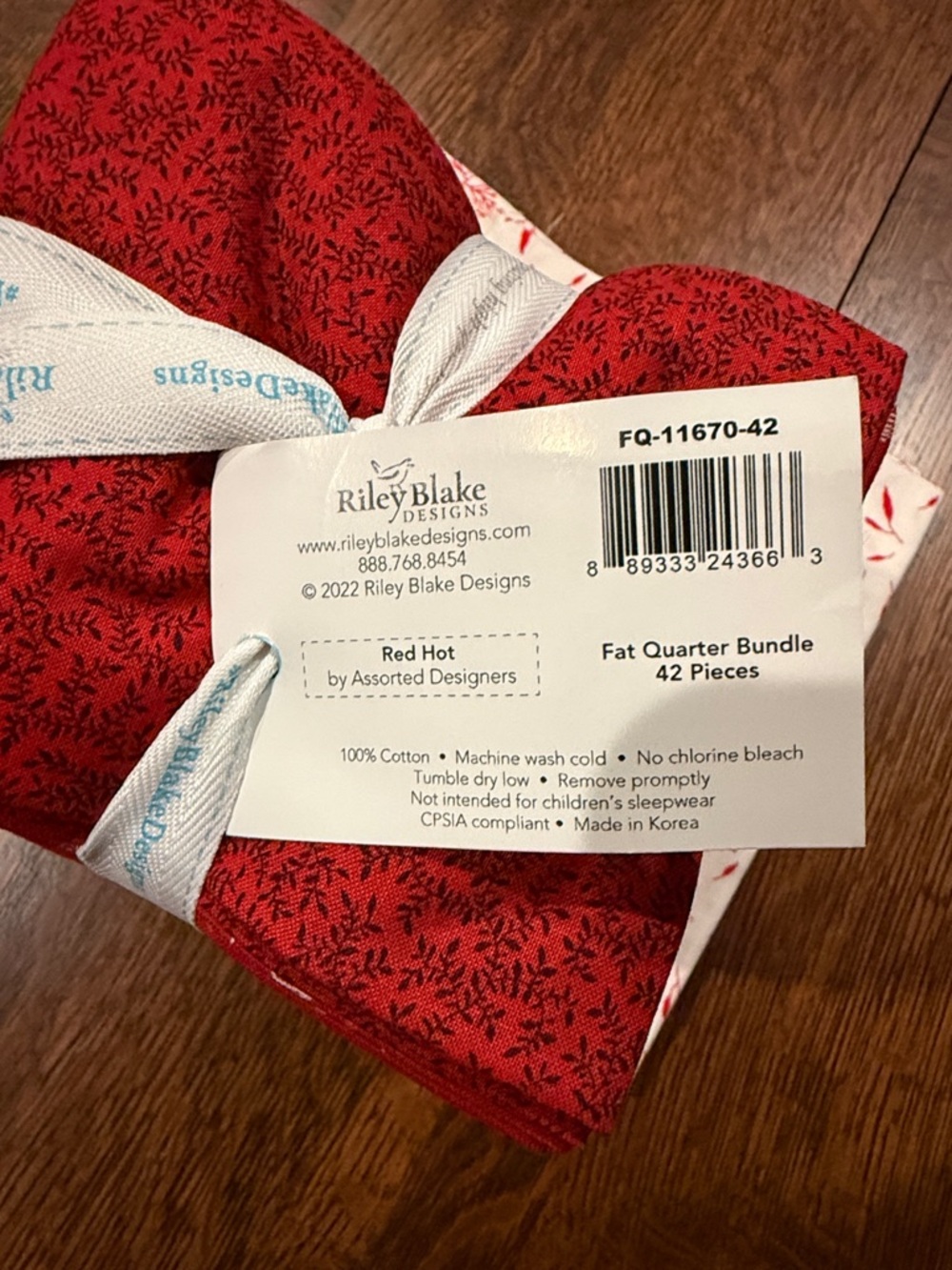 Red and Cream Quilting Fat Quarter Bundle plus 1.5 yards coordinated fabric - Picture 2 of 4